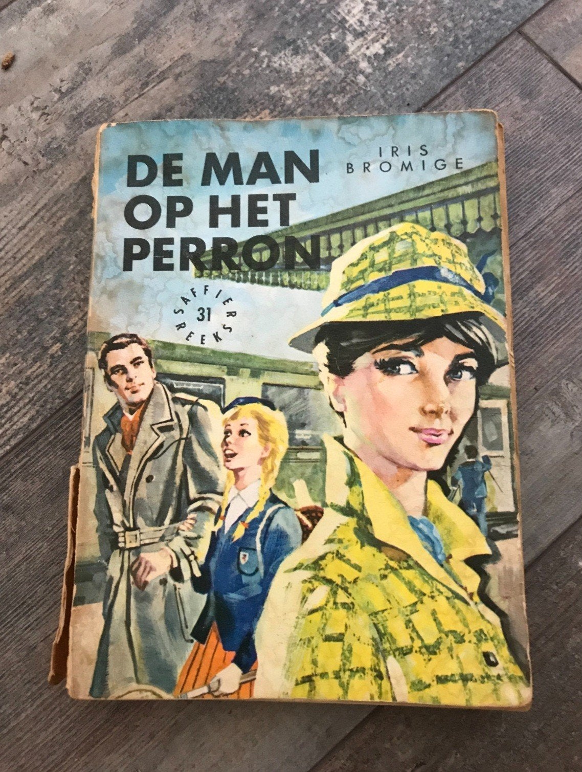 De man op het perron uit de Saffierreeks Jaren 50, Ophalen of Verzenden, Gelezen, Iris Bromige