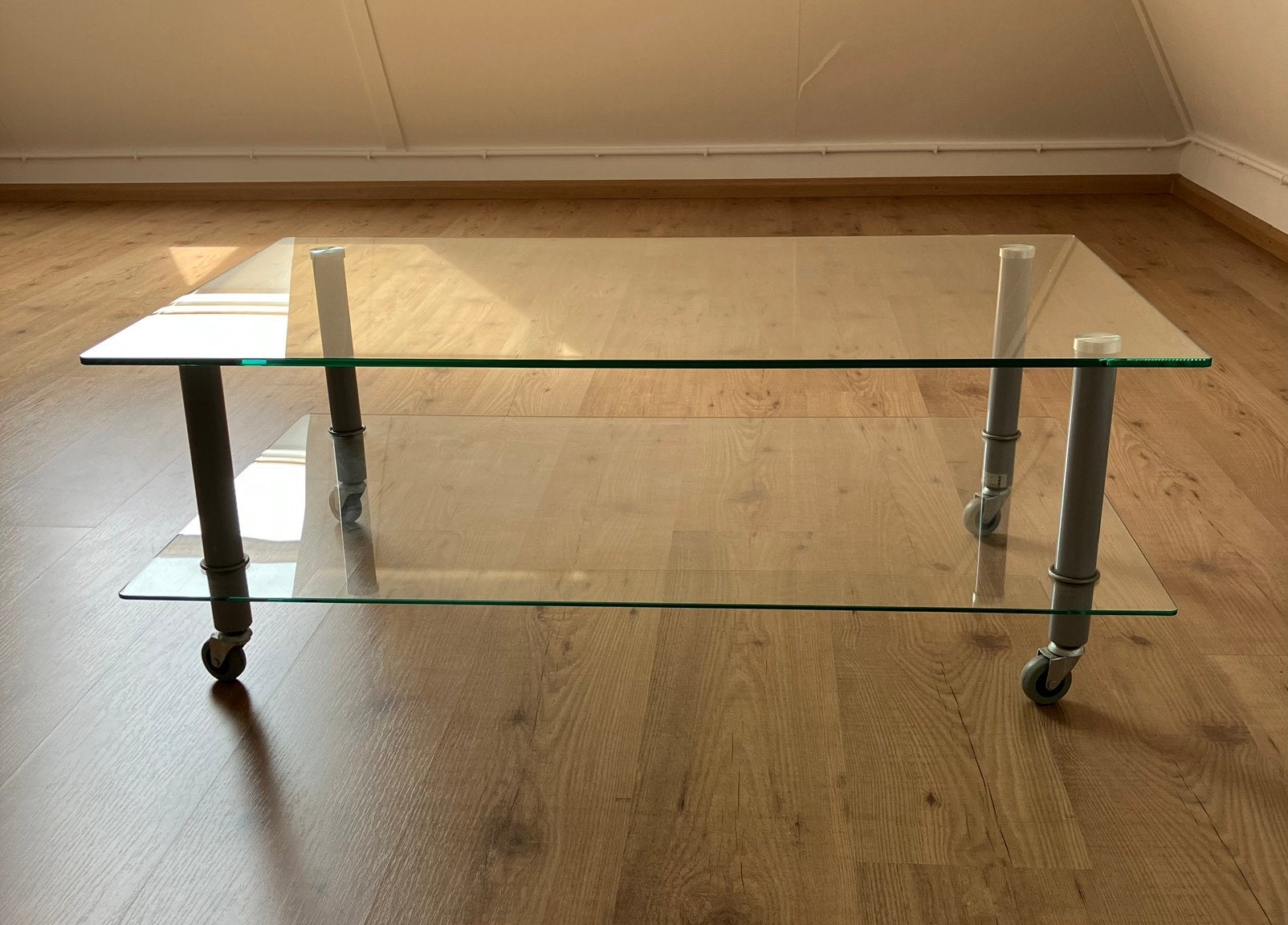 Glazen salontafel op wielen, Ophalen, 50 tot 100 cm, Zo goed als nieuw, 25 tot 50 cm