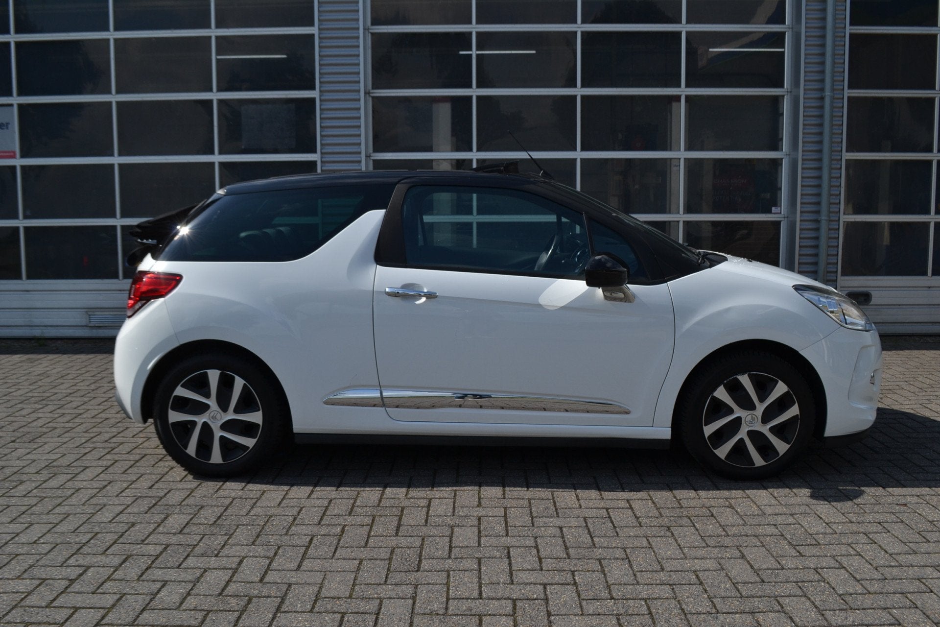 Citroën DS3 Cabrio 1.2 VTi So Chic NAP, nwe APK INRUILKOOPJ, Auto's, Citroën, Euro 5, Zwart, 1199 cc, Cabriolet