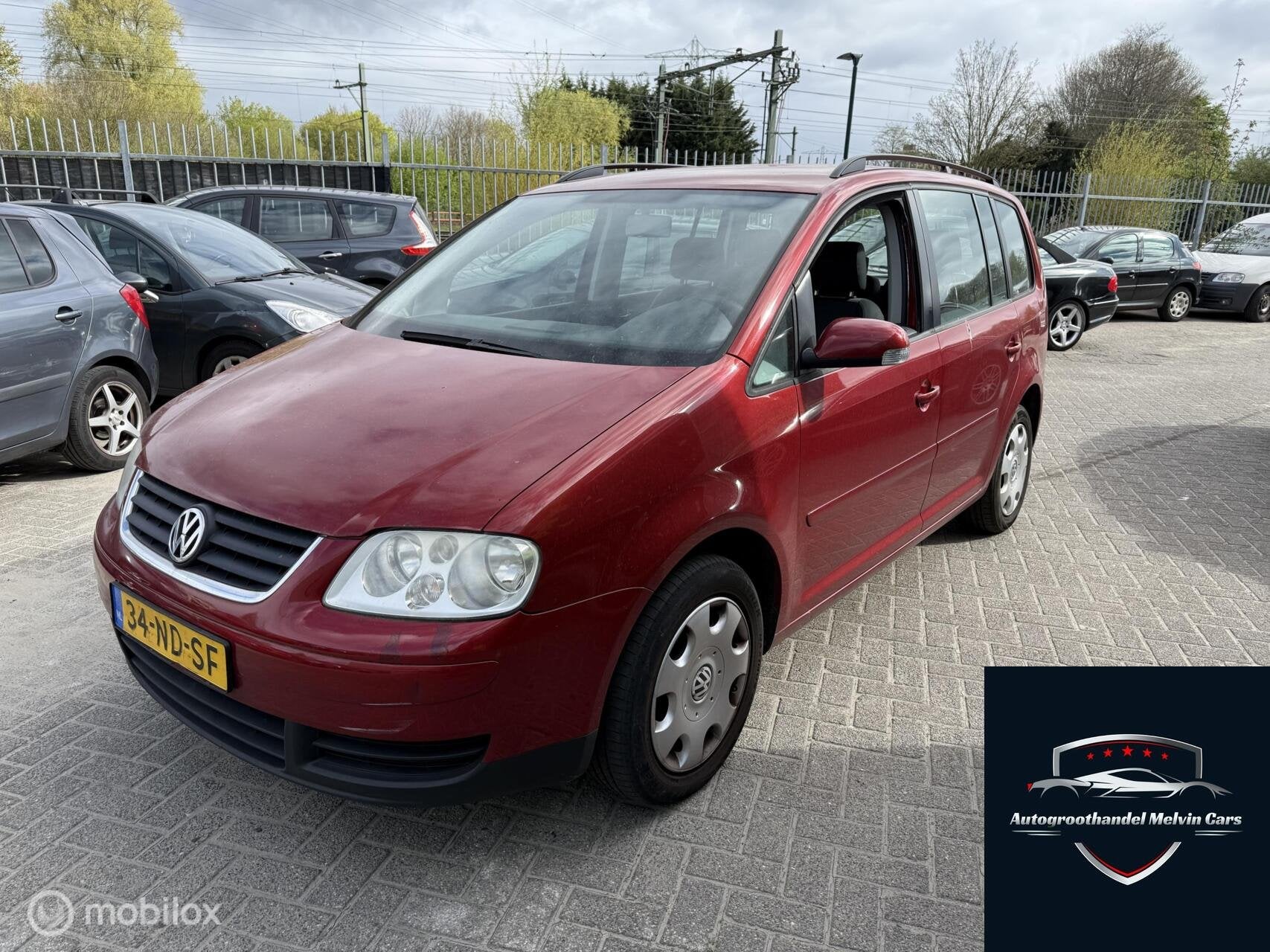 Volkswagen Touran 1.6-16V FSI Trendline EXPORTPRIJS, Auto's, Voorwielaandrijving, Stof, Gebruikt, Zwart