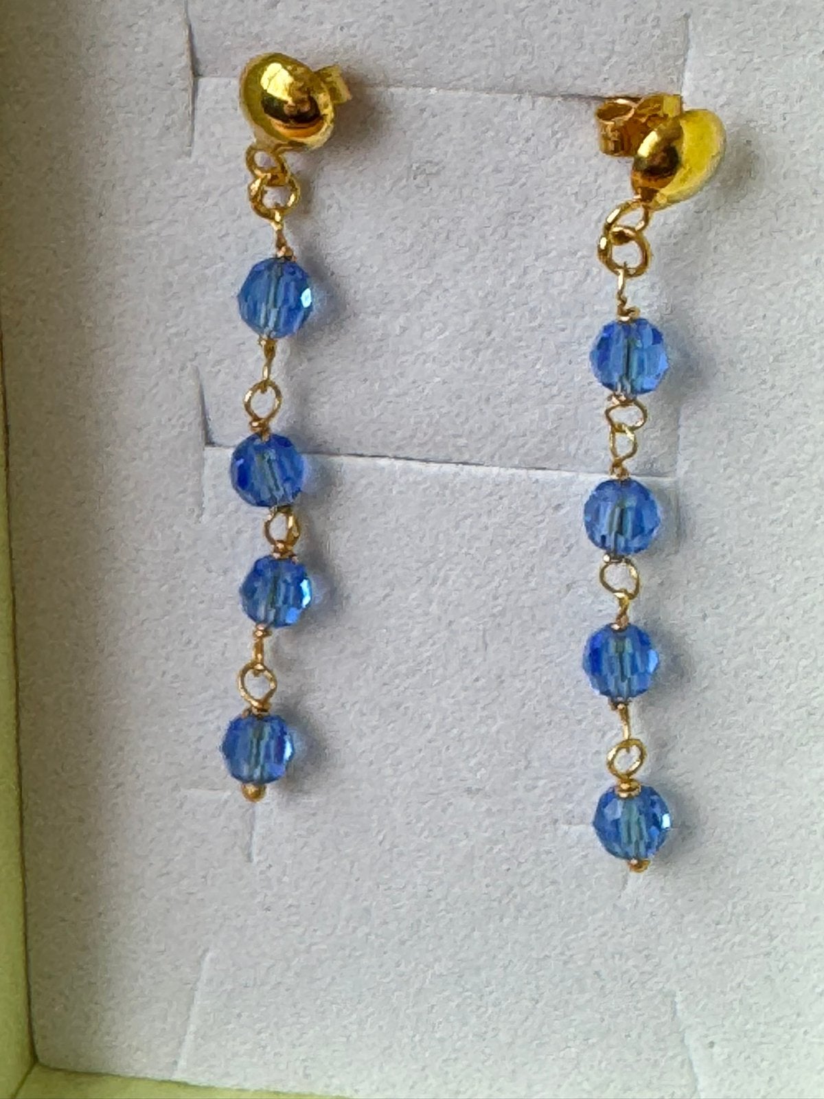 14 karaat gouden oorbellen blauwe kralen. Surinaams goud., Blauw, Nieuw, Ophalen of Verzenden, Knopjes of Stekers