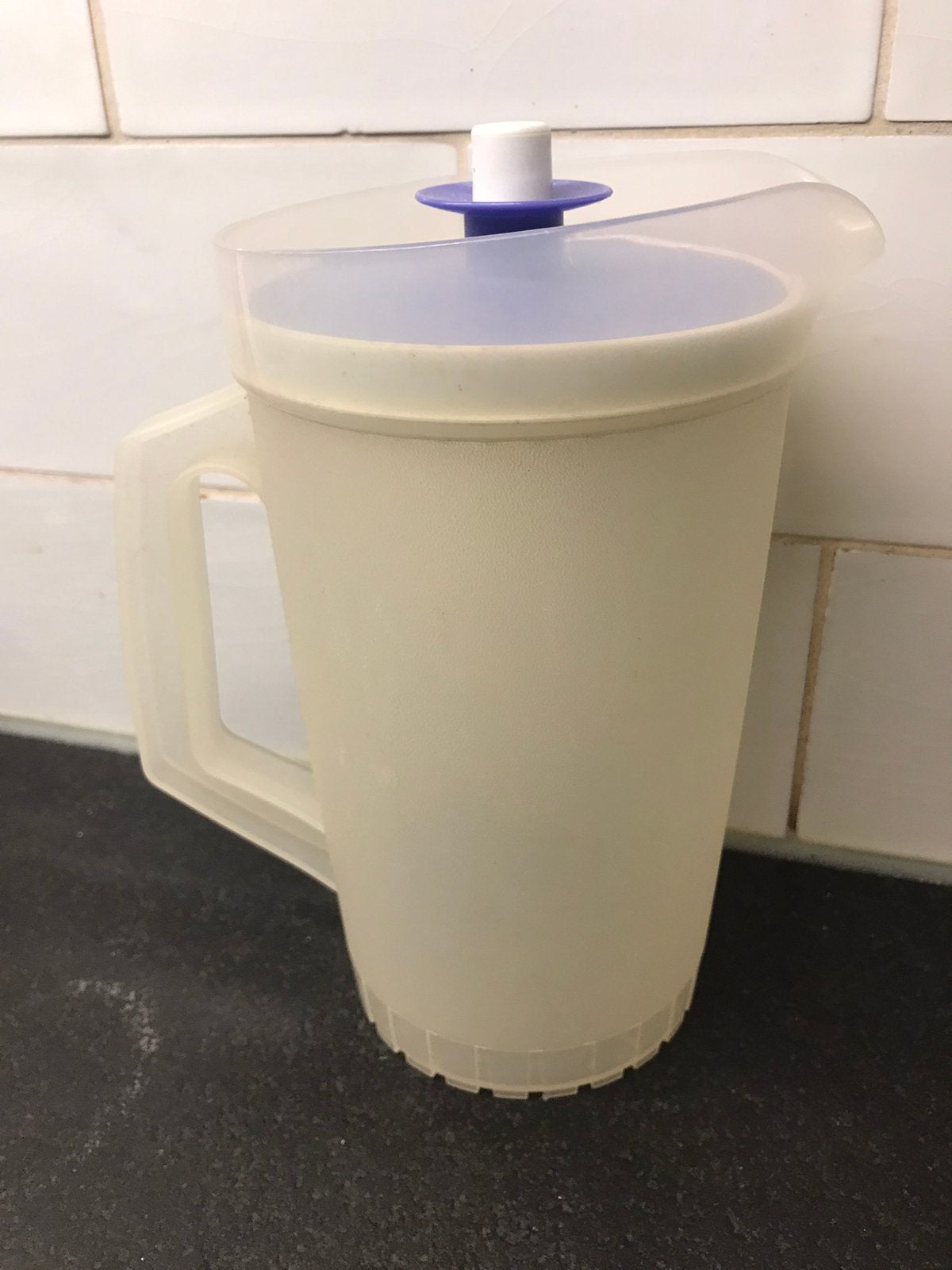 Tupperware schenkkan vacuüm kan rond sapkan waterkan, Paars, Overige typen, Ophalen of Verzenden, 1000 ml