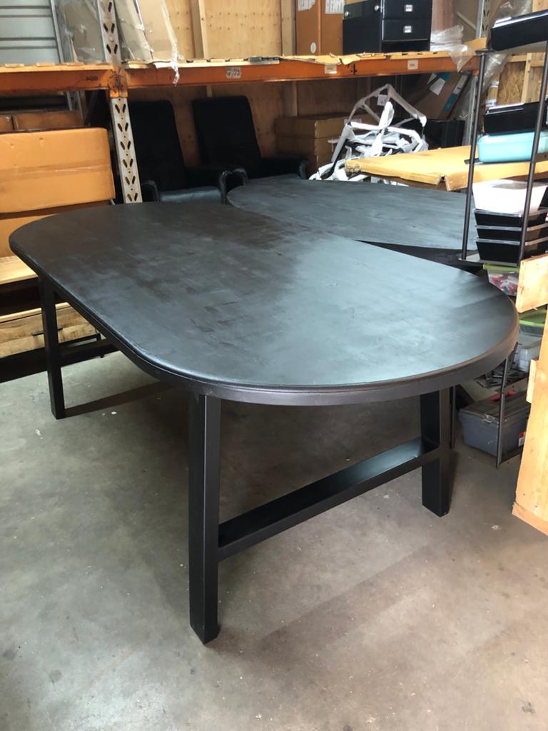 Tafel van massief zwartgelakt hout en stalen poten., ., 200 cm of meer, 50 tot 100 cm, .