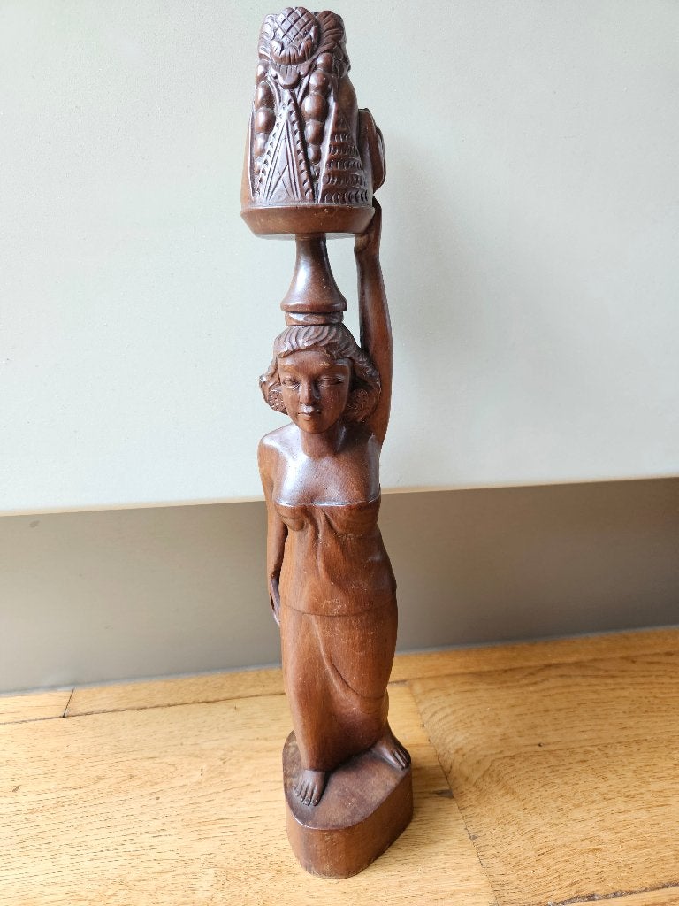 Houtsnijwerk uit Bali Indonesie vrouw met schaal op hoofd, Houtsnijwerk, Ophalen of Verzenden, 20 - 50 cm, Hout