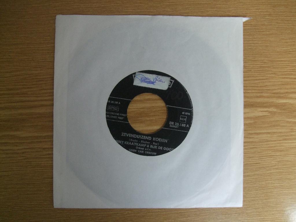 JOHNNY KRAAYKAMP & RIJK DE GOOYER     ZEVENDUIZEND KOEIEN, Cd's en Dvd's, Vinyl Singles, 7 inch, Single, Ophalen of Verzenden