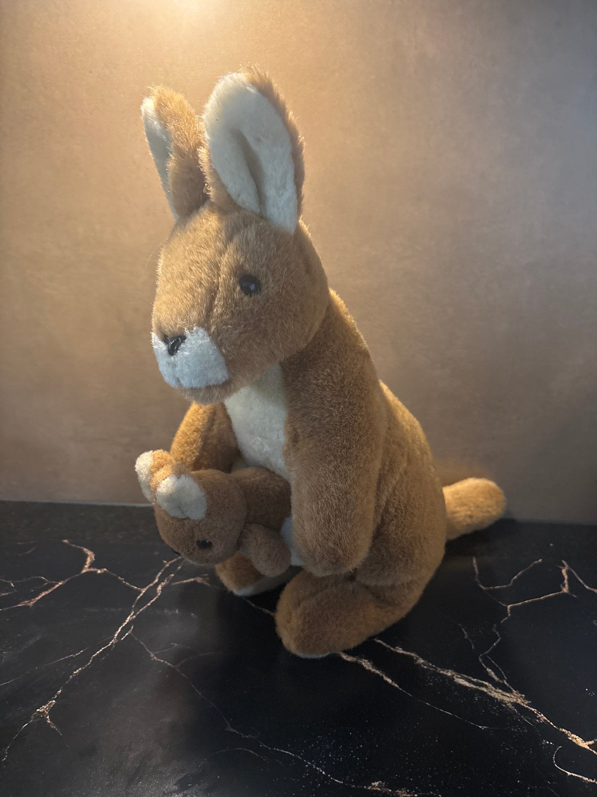 Schattige Kangoeroe Knuffel met Baby in Buidel, Ophalen of Verzenden, Zo goed als nieuw, Bruin, Overige typen
