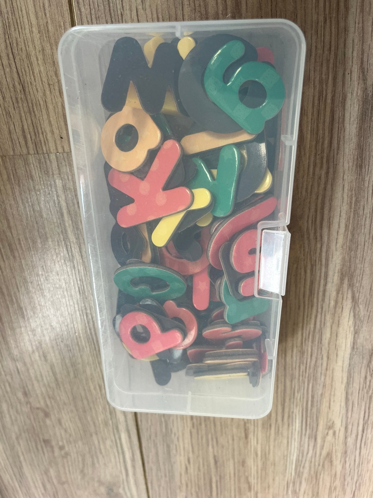 Magnetische letters en cijfers in opbergdoos, Ophalen of Verzenden, Gebruikt, Taal en Lezen
