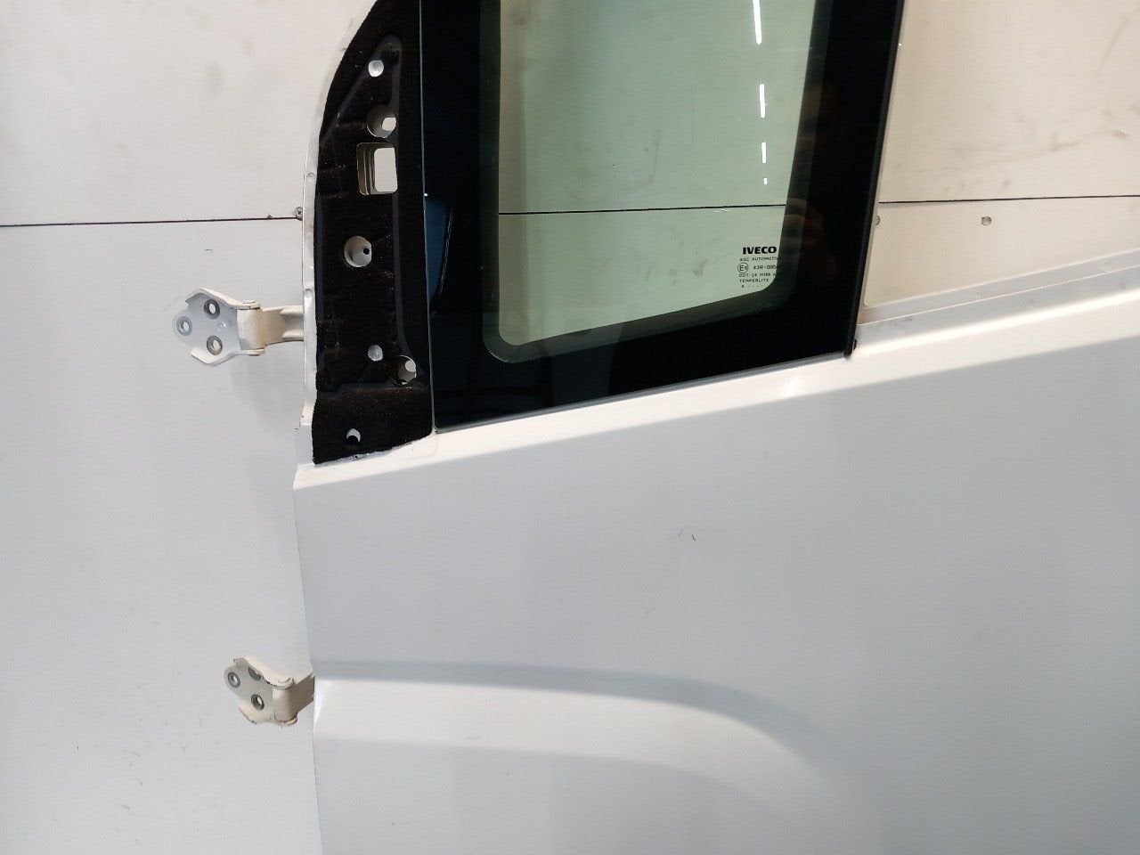 Portier links voor Iveco New Daily, Onderdelen@venauto.nl, Van der Ven Autorecycling B.V., Gebruikt, Ettenseweg 76, 4706 PB Roosendaal, The Netherlands