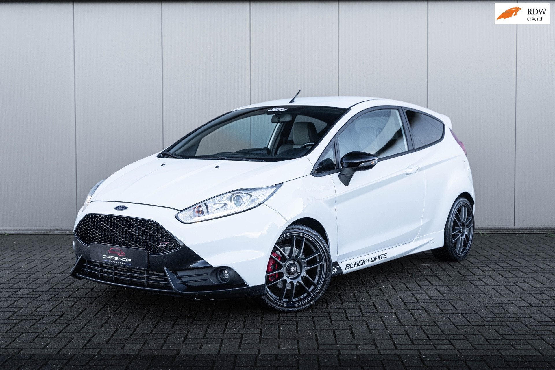 Ford Fiesta 1.6 ST2 215PK BLACK+WHITE! 77/200 CAMERA/SPARCO, Auto's, Voorwielaandrijving, 1596 cc, 1063 kg, Gebruikt