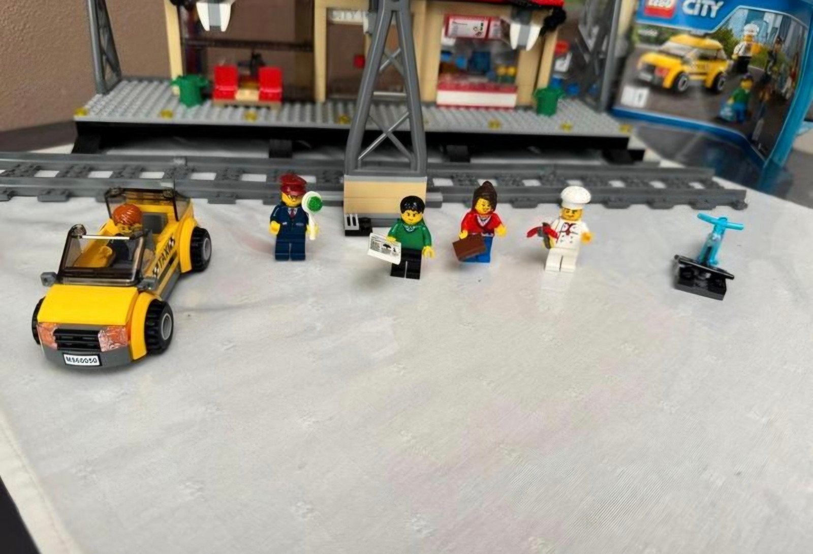 LEGO City Treinstation met taxi en minifiguren, Ophalen of Verzenden