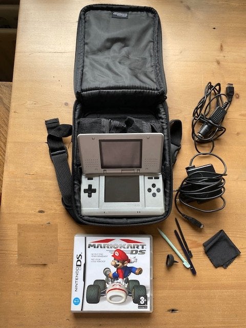 Zilverkleurige Nintendo DS phat met game en accessoires, Spelcomputers en Games, Met games, Gebruikt, Verzenden, DS Original of Phat