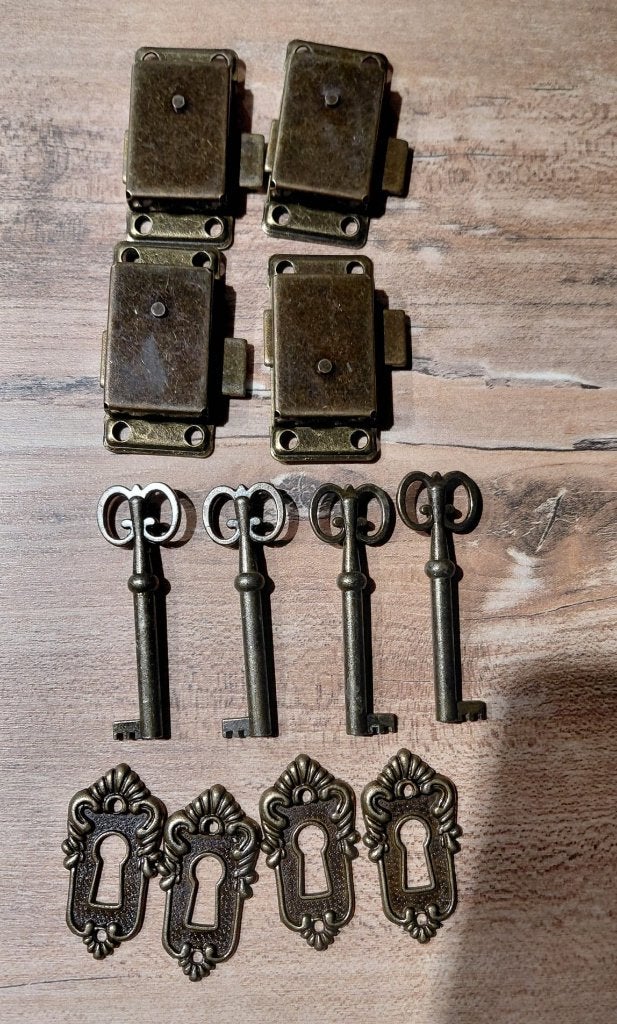 4 stuks Antiek deurslot, voor lade of kast, Ophalen of Verzenden, Zo goed als nieuw, Slot
