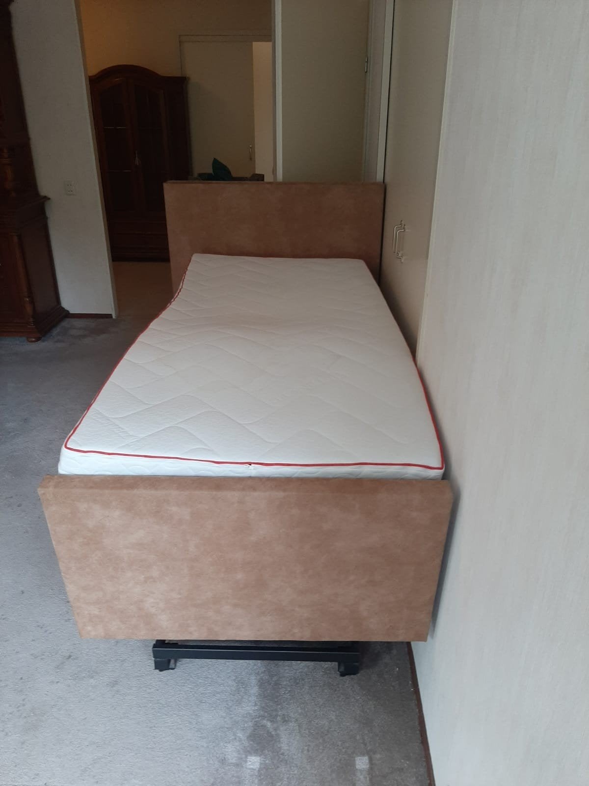 Hoog laag bed beige zorgbed matras bedder 90 x 200, Ophalen, 90 cm, Eenpersoons, Beige