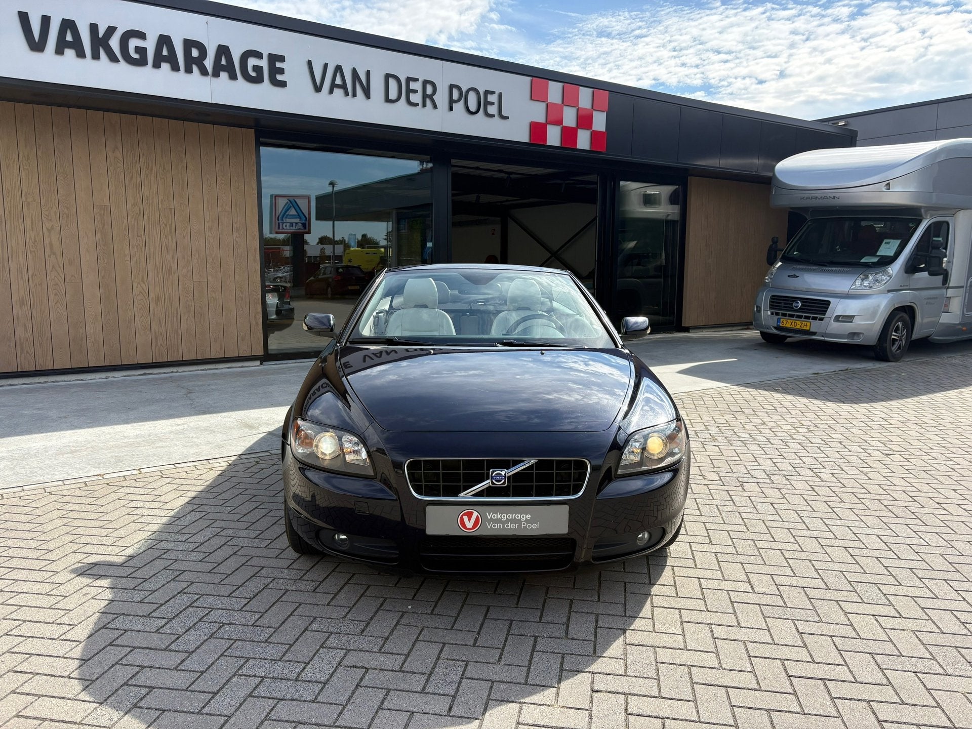 Volvo C70 Convertible 2.4 Momentum, Auto's, Dealer onderhouden, C70, Gebruikt, Beige