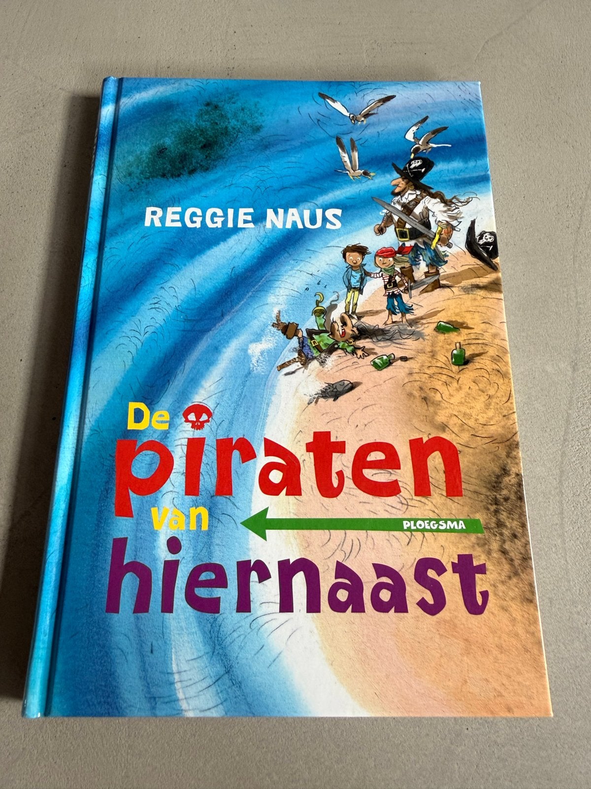 De piraten van hiernaast - Reggie Naus (kinderboek), Ophalen of Verzenden, Zo goed als nieuw, Fictie algemeen