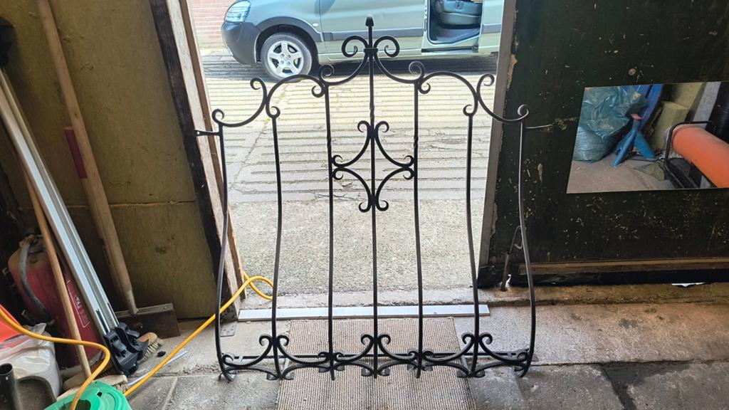 Smeedijzeren plantenrek, Tuin en Terras, Tuinhekken en Hekwerk, Ophalen of Verzenden, Gebruikt, IJzer, Sierhekwerk