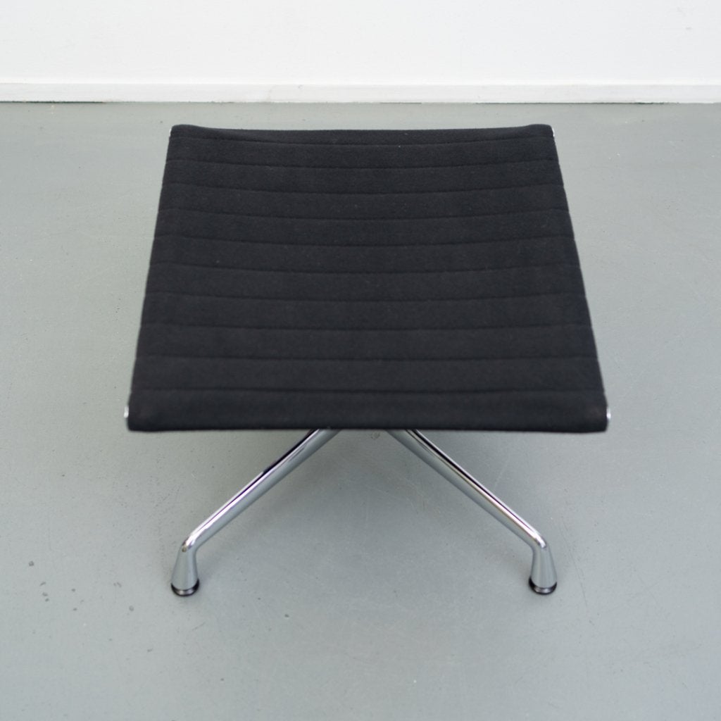 2x Vitra Eames EA 125 Hocker Zwart Hopsak - Chroom, Huis en Inrichting, Banken | Voetenbanken en Poefen, Niet ingevuld, Zo goed als nieuw
