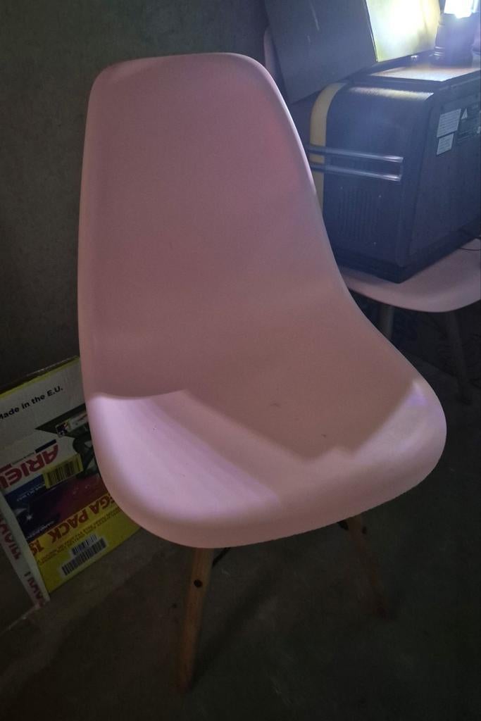 1x Roze stoel, Huis en Inrichting, Stoelen, Ophalen, Kunststof, Gebruikt, Overige kleuren