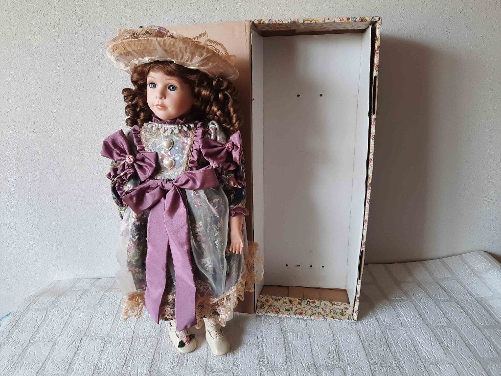 Prachtige Porseleinen Pop met Elegante Jurk en Hoed, Ophalen of Verzenden, Gebruikt, Pop