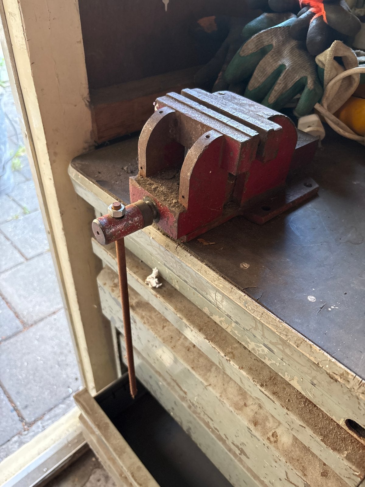 Vintage Oude schroefbank (bankschroef) - werkt niet meer, Doe-het-zelf en Verbouw, Gereedschap | Handgereedschap, Ophalen, Gebruikt