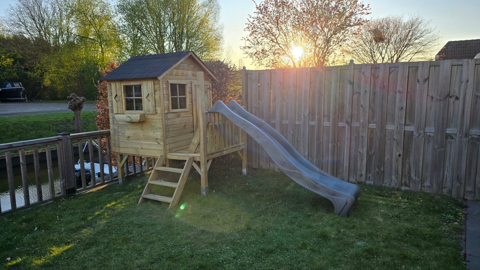 Houten speelhuisje met glijbaan, Kinderen en Baby's, Ophalen, Zo goed als nieuw, Hout