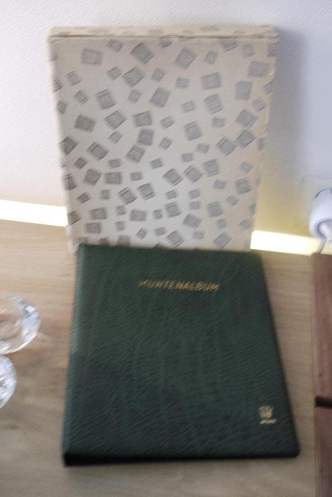 munten album groen jaren 70 met 4 insteekbladen zie foto, Ophalen of Verzenden, Koningin Beatrix