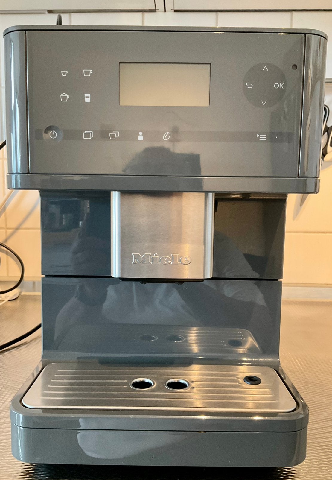 MIELE CM6150 koffiemachine. Nieuwstaat. Maar 625 bereidingen, Ophalen, Afneembaar waterreservoir, Koffiemachine, Zo goed als nieuw