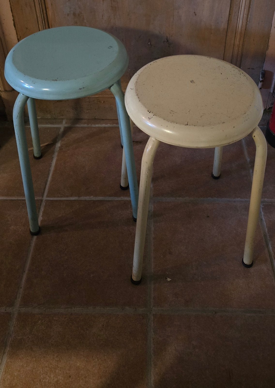 SALE 2 Franse vintage metalen jr 50 kruk krukje geel, groen, Ophalen of Verzenden