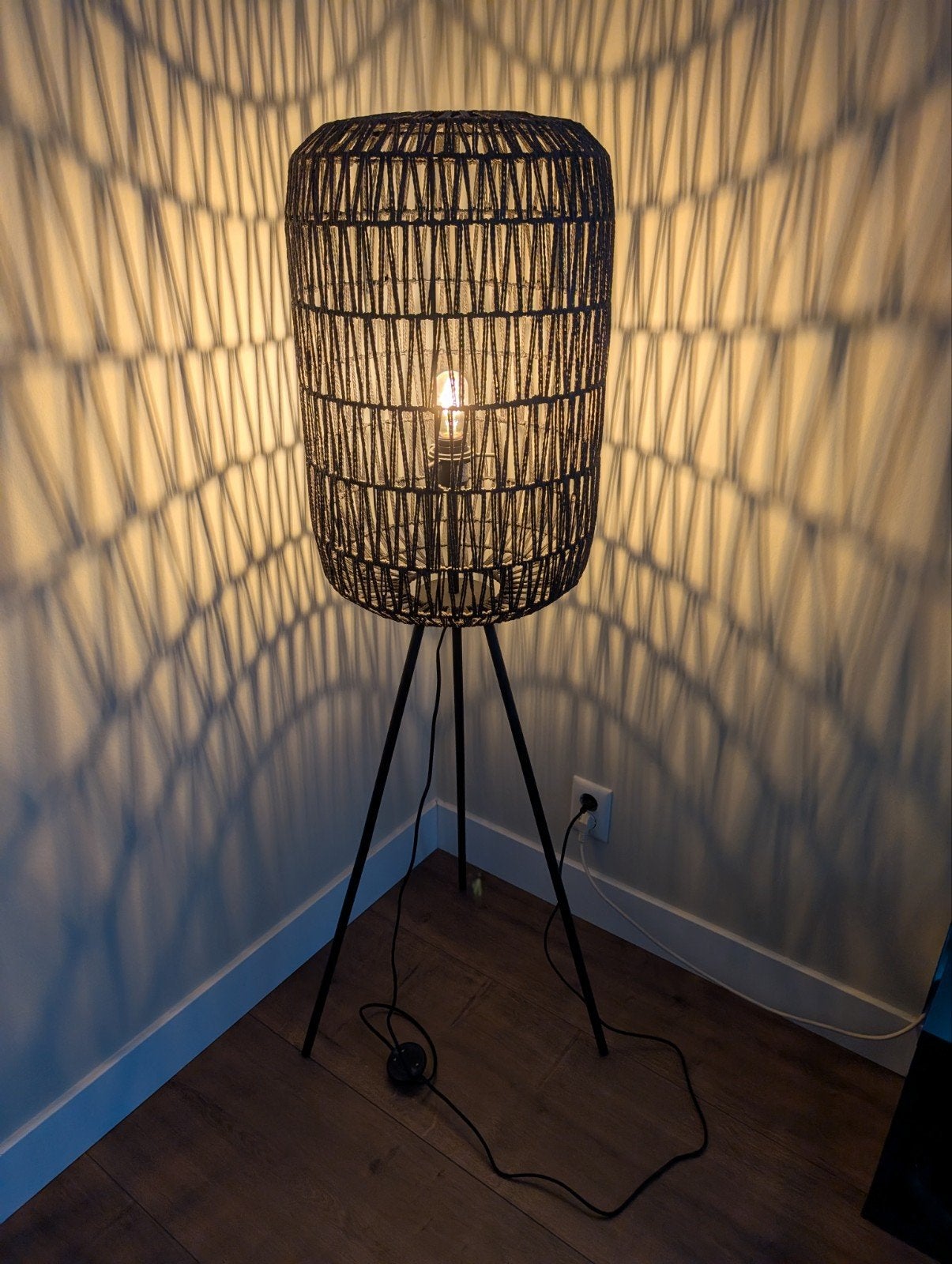 Staande lamp met rotan kap - 140x40cm, Huis en Inrichting, Ophalen of Verzenden