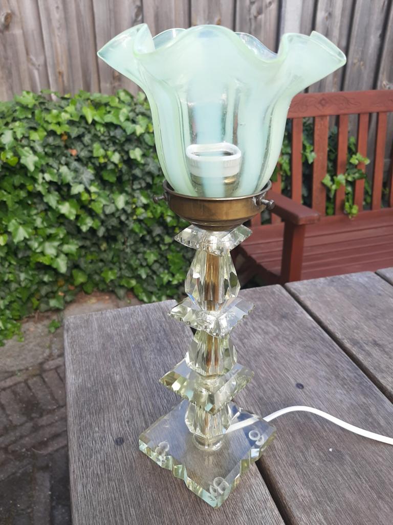 Vintage Art Deco tafellamp met glazen voet en opaline kap, Ophalen of Verzenden