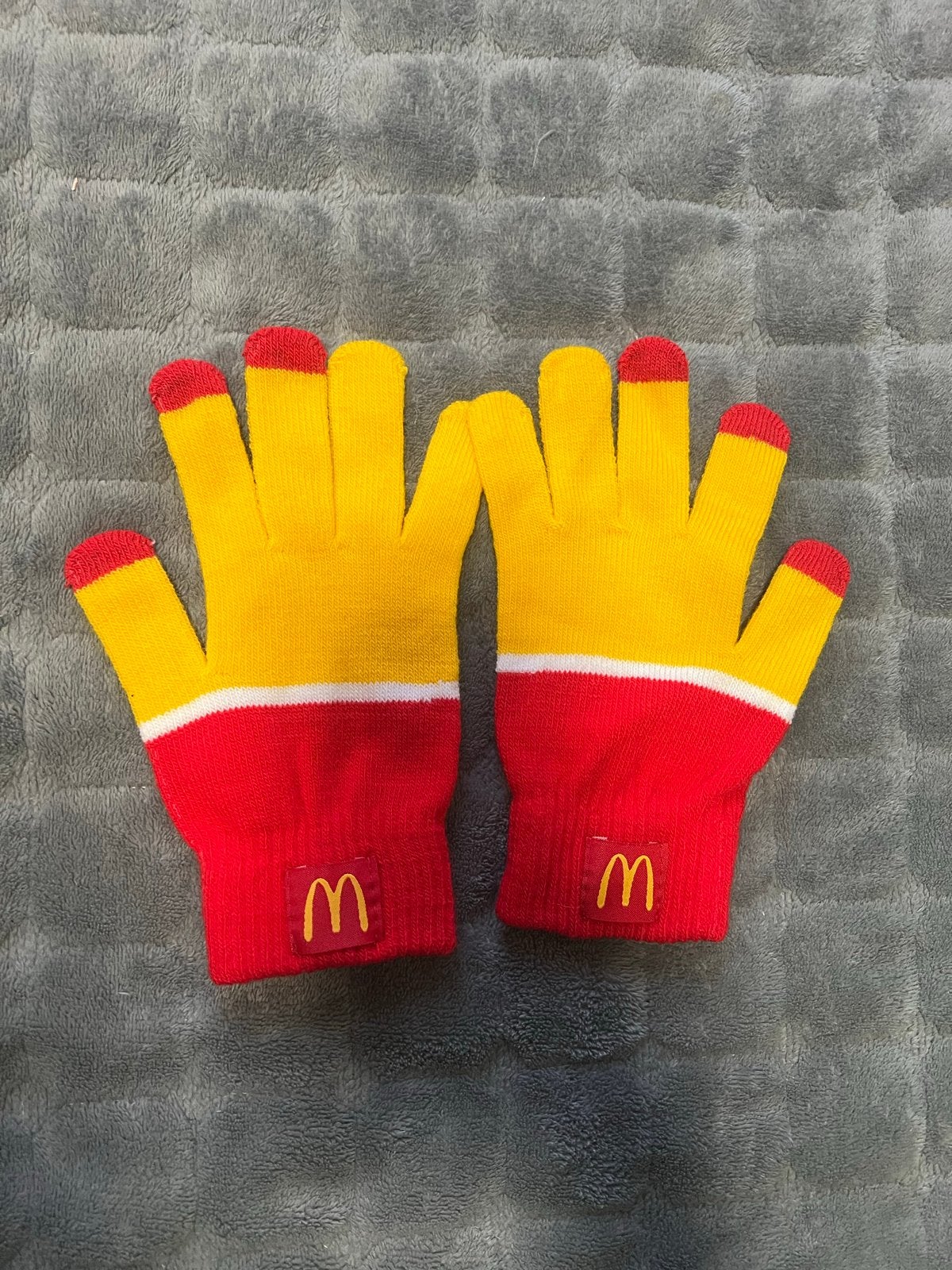 NIEUW, rood/gele McDonald's Handschoenen met Logo, one size, Ophalen of Verzenden, Nieuw, Overige maten, Handschoenen