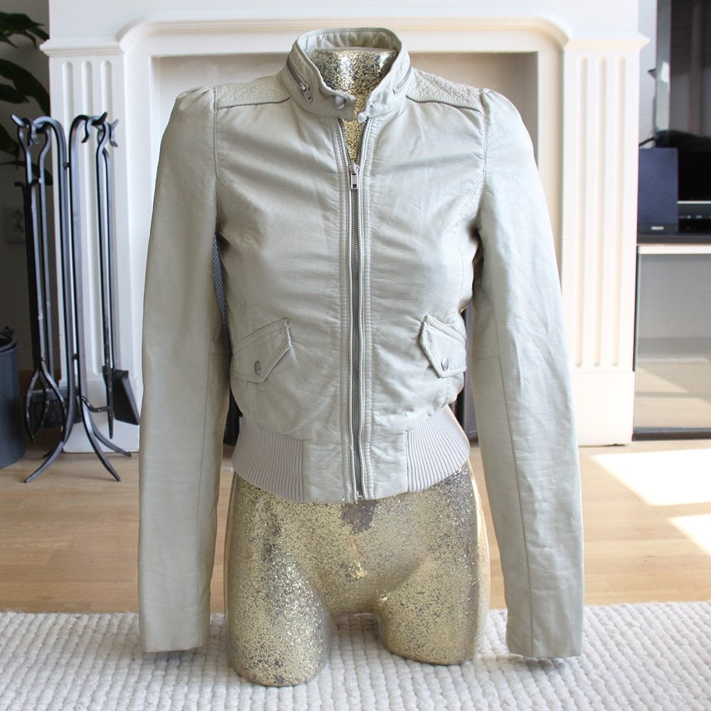 Wit Imitatie Leren DIVDD Jas (Maat 34) € 25,-