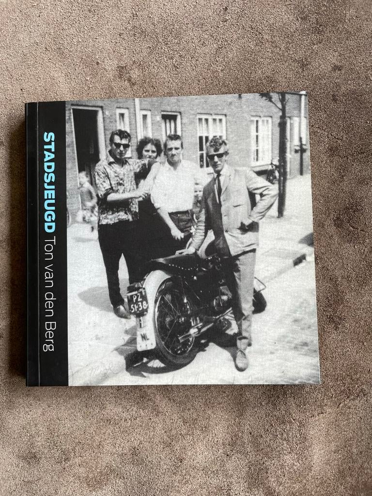 Utrecht - Stadsjeugd - Ton van den Berg, Ophalen of Verzenden, Gelezen