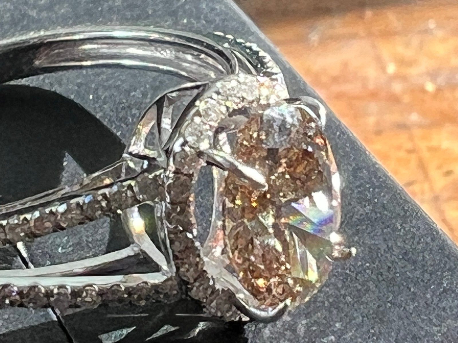 18 karaat gouden ring met 1 caraat fansy bruin diamant, 18 tot 19, Ophalen of Verzenden, Zo goed als nieuw, Dame