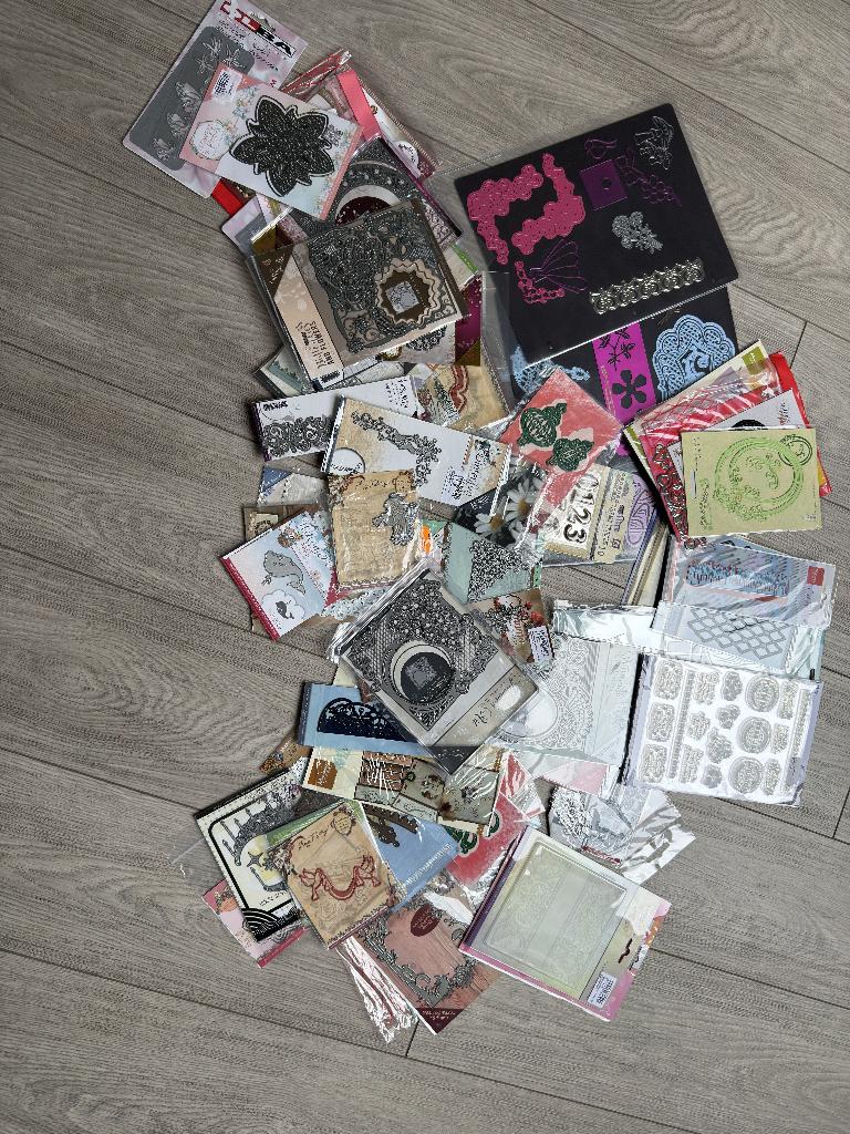 Te koop embossing mallen  80 stuks, Hobby en Vrije tijd, Kaarten | Zelf maken, Ophalen of Verzenden, Nieuw, Overige thema's, Pons of Mal