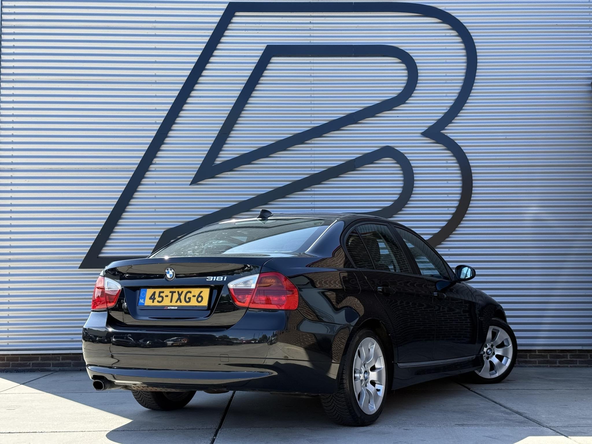 BMW 3-serie 318i Carplay|Clima|LM Velgen|APK tot 01-2027, Zwart, Handgeschakeld, 1335 kg, Sedan
