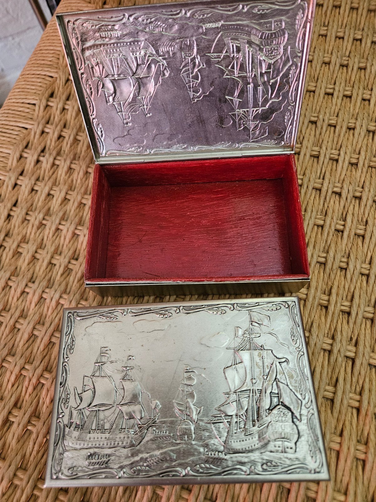 Vintage sigarettendoos metaal met scheepsreliëf, Verzamelen, Blikken, Ophalen of Verzenden, Gebruikt, Overige, Overige merken