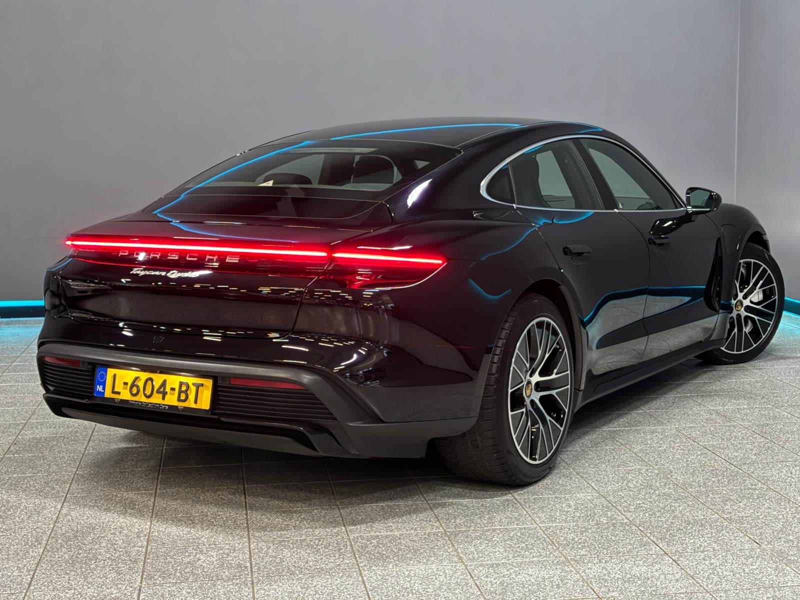 Porsche Taycan Turbo 93 kWh Pano|Bose (bj 2021, automaat), Auto's, Porsche, Automaat, Dealer onderhouden, Gebruikt, Zwart