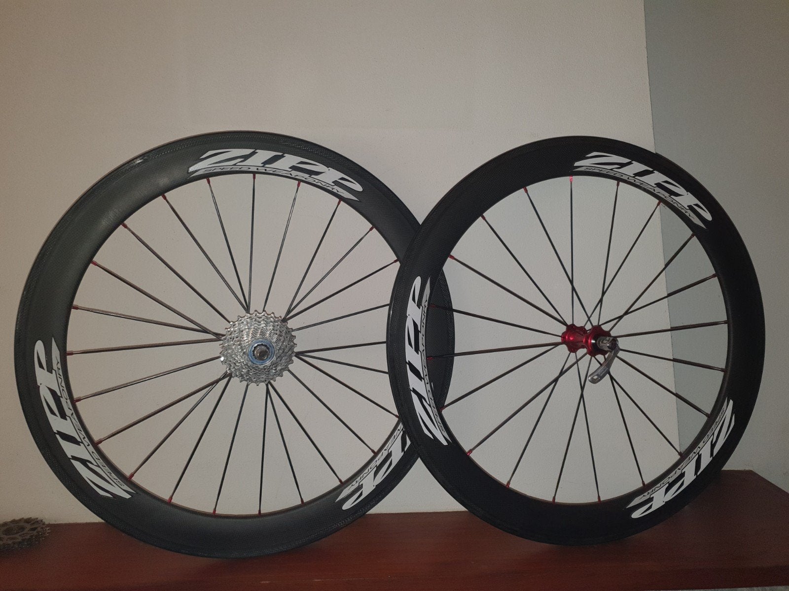 60 mm "ZIPP" full carbon clincher wielset, replica, 28 inch, Fietsen en Brommers, Wiel, Zipp, Gebruikt, Racefiets