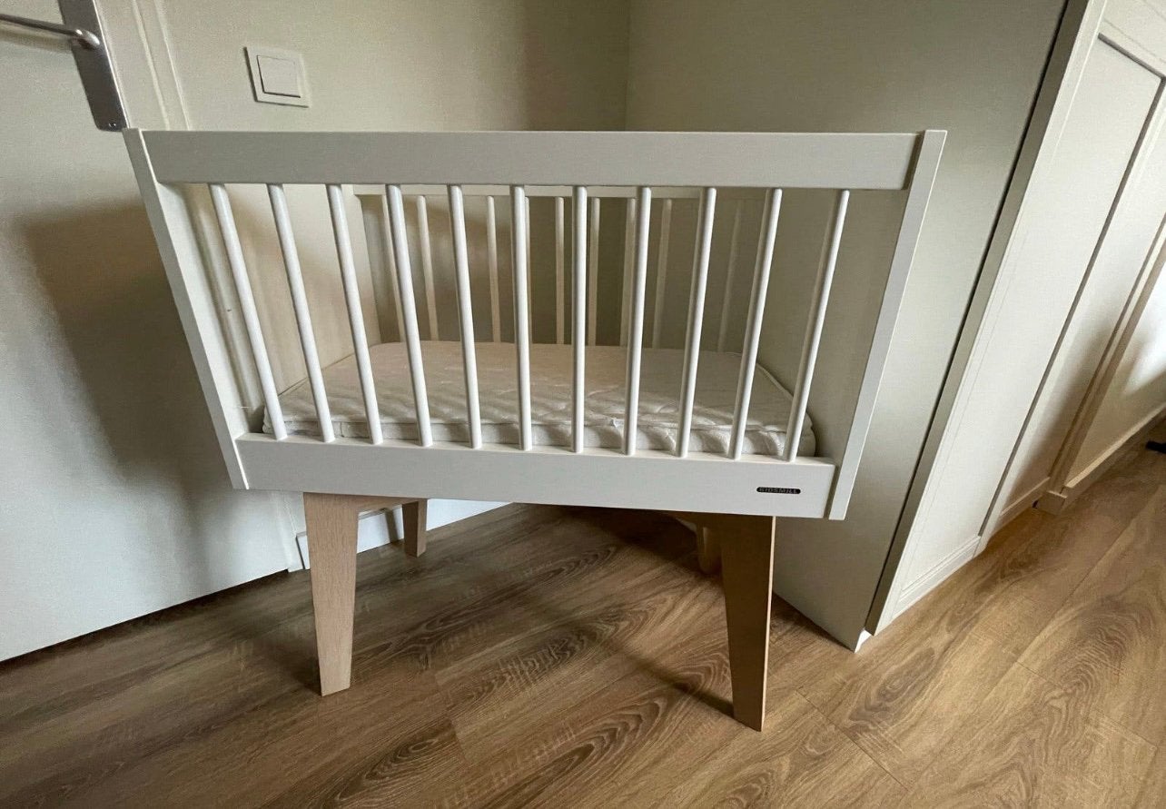 Kidsmill sixties wieg - mat wit / eiken met matras, Ophalen, Zo goed als nieuw, Wieg