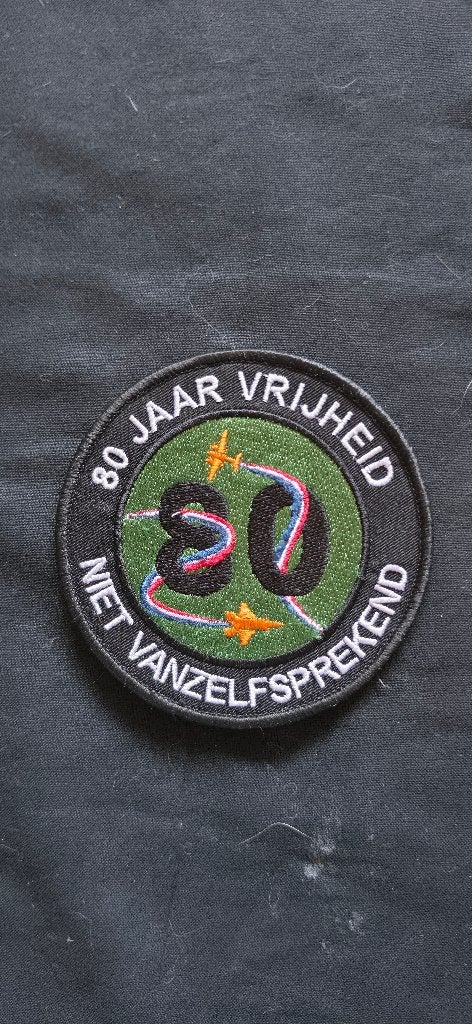 80 Jaar Vrijheid patch RNLAF, Verzamelen, Ophalen of Verzenden, Luchtmacht, Nederland, Embleem of Badge
