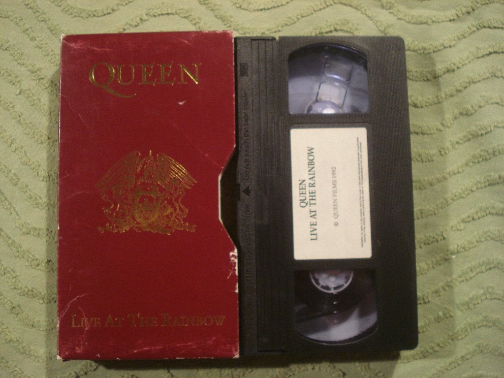 Queen VHS: ‘Live at The Rainbow’ uit Box of tricks, Alle leeftijden, Muziek en Concerten, Ophalen of Verzenden, Zo goed als nieuw