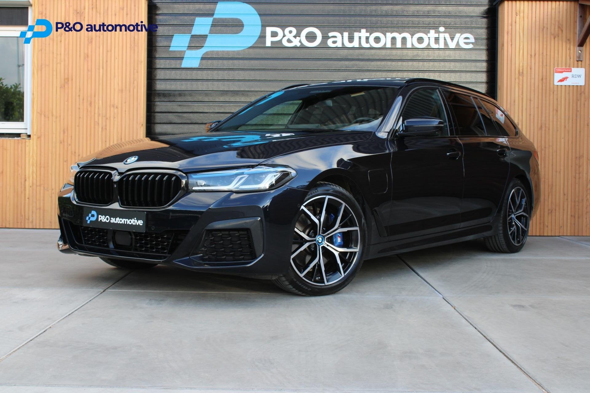 BMW 5-serie Touring 530e xDrive M ZETEL | H/K | LASER | PANO, Automaat, 1935 kg, Gebruikt, 4 cilinders
