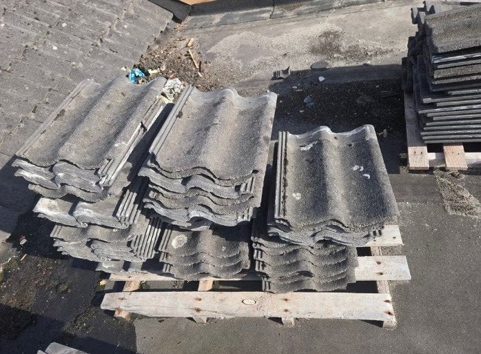 GRATIS gebruikte dakpannen, grijs, Doe-het-zelf en Verbouw, Dakpannen en Dakbedekking, Ophalen, Gebruikt, Steen of Klei, 15 m² of meer
