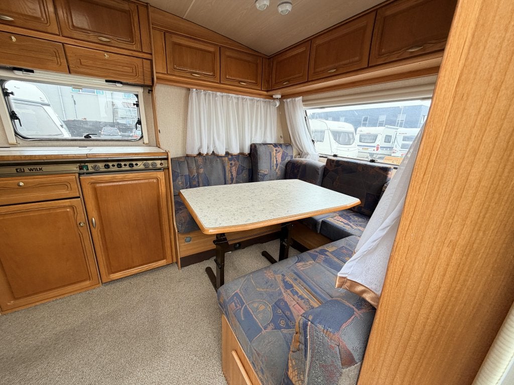 Wilk De Luxe 560 Stapelbed, 5 Persoons, Caravans en Kamperen, Caravans, Overige typen, Rondzit, Bedrijf, Kachel