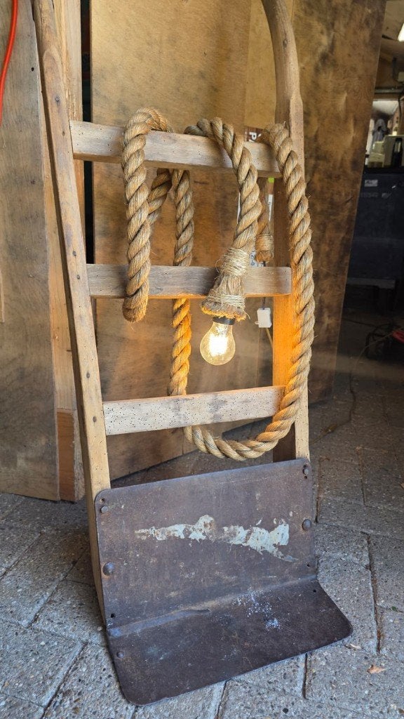 Industriële decoratielamp op oude houten steekwagen, Ophalen, Gebruikt, Overige materialen, Minder dan 100 cm