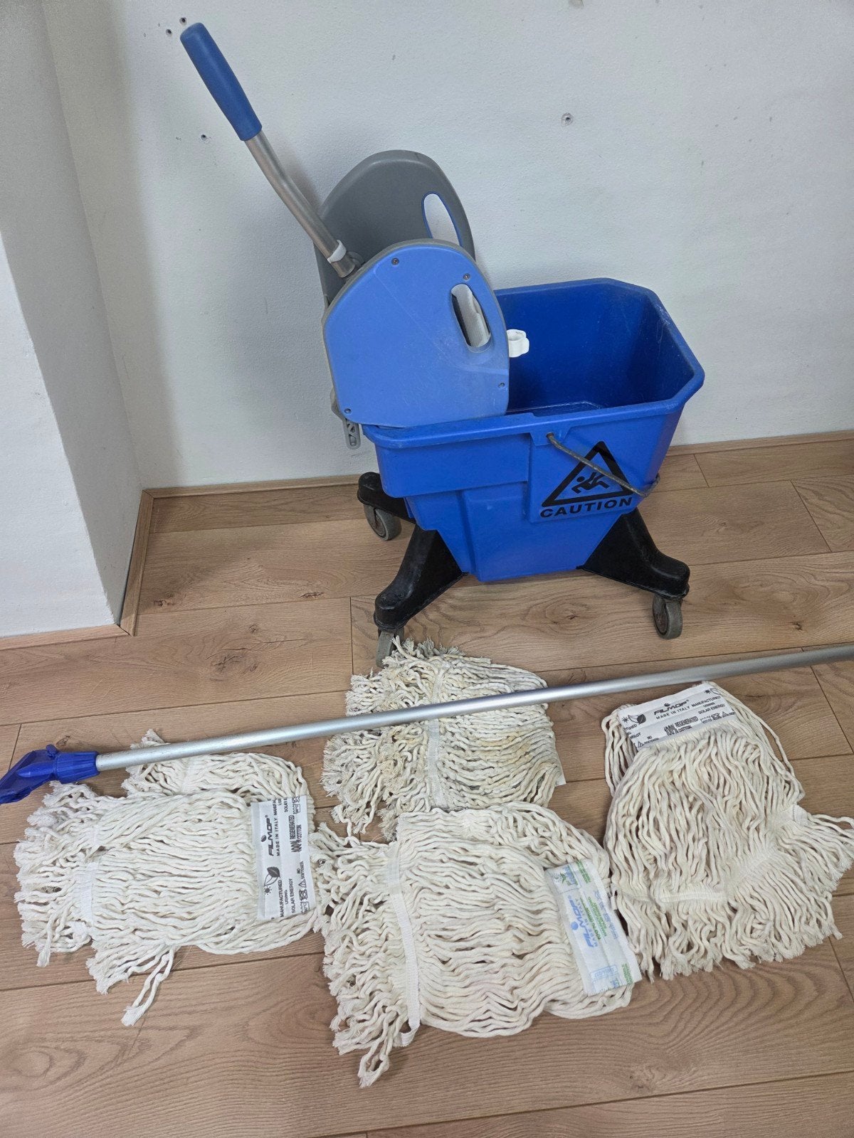 Mopwagen met pers, mop en 4 nieuwe moppen, Ophalen, Mop of Dweil