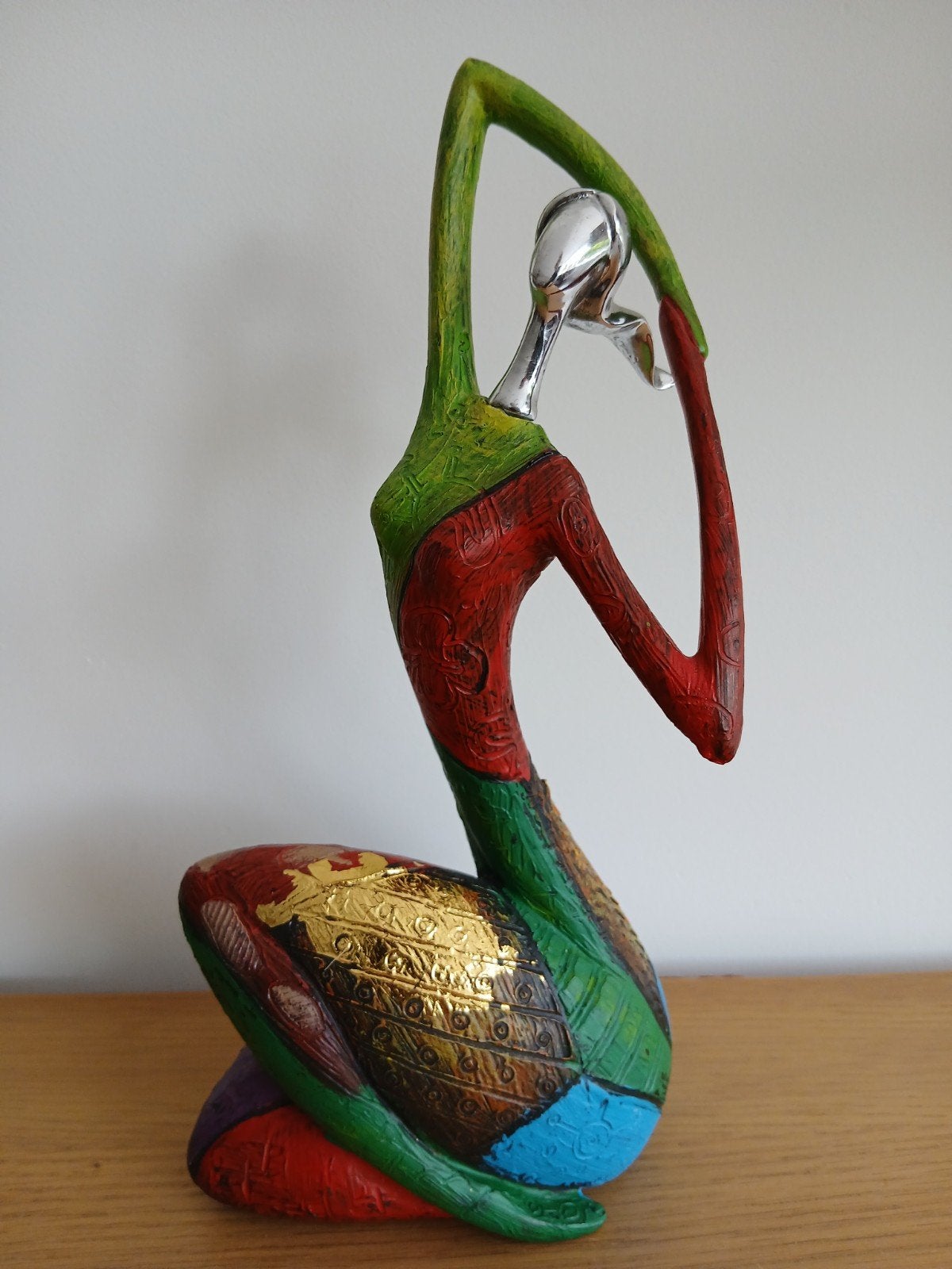 Kleurrijke sculptuur vrouw, in goede staat, Ophalen of Verzenden, Zo goed als nieuw