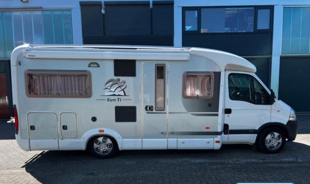 Knaus Sun Ti - Ruime en comfortabele half-integraal camper, Caravans en Kamperen, Achteruitrijcamera, Buitenlamp, Ringverwarming