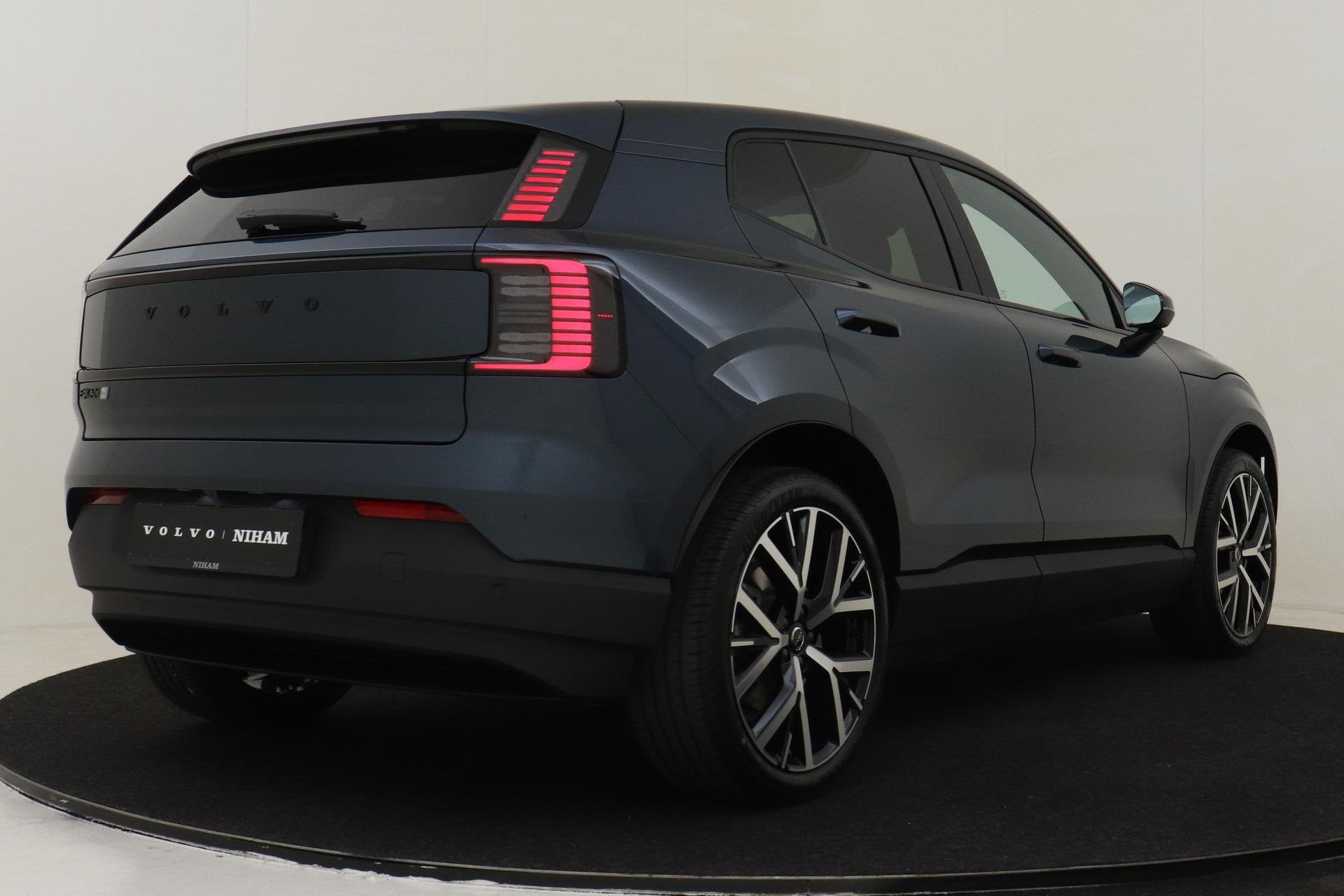 Volvo EX30 P5 LONG RANGE PLUS BLACK EDITION EUROPA 69 kWh -H, Auto's, Automaat, Achterwielaandrijving, Zwart, Blauw